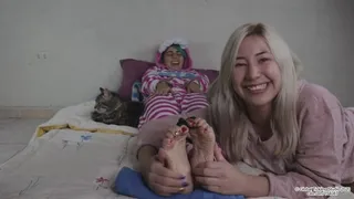 Pajama Foot Tickle Party! Anna Gets Revenge on Isa's Ticklish Bare Soles!