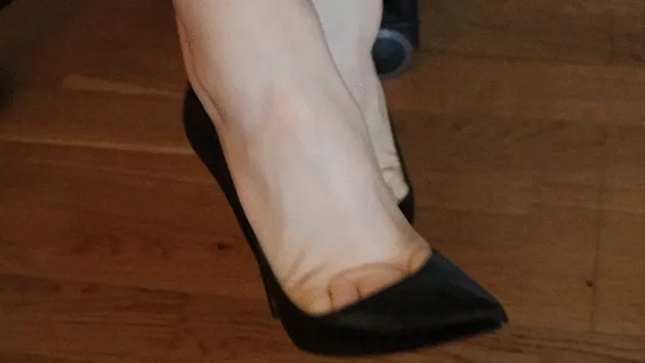 My first dipping video: Italian secretary and her small feet hurting in high heels Loubs - low resolution