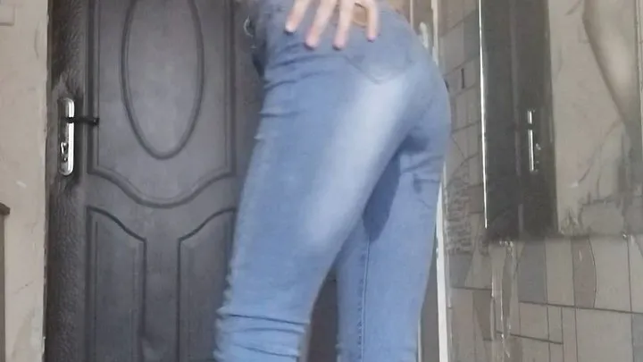 Carina pee in jeans for the first time