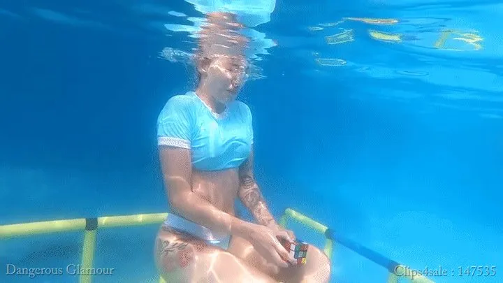 Lee Von Lux takes the Rubik's Cube underwater challenge