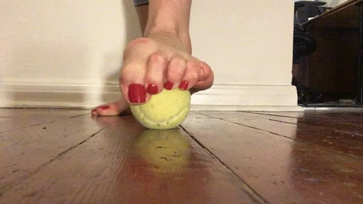 Big size 13 feet fondles a tennis ball