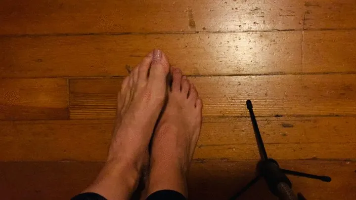 Big feet toe wiggles
