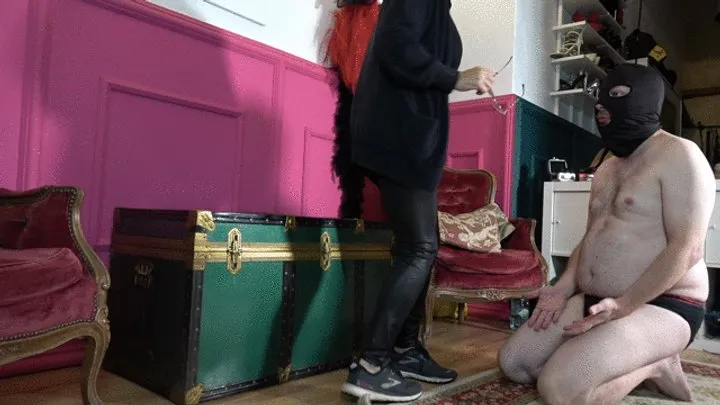 MISTRESS LILY DUPONT : LICK MY SNEAKER AFTER RAIN