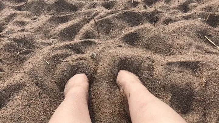 09  Summer long toenails Feet on sand