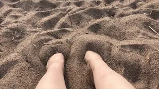 09  Summer long toenails Feet on sand