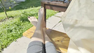 Sunny Day, feet out