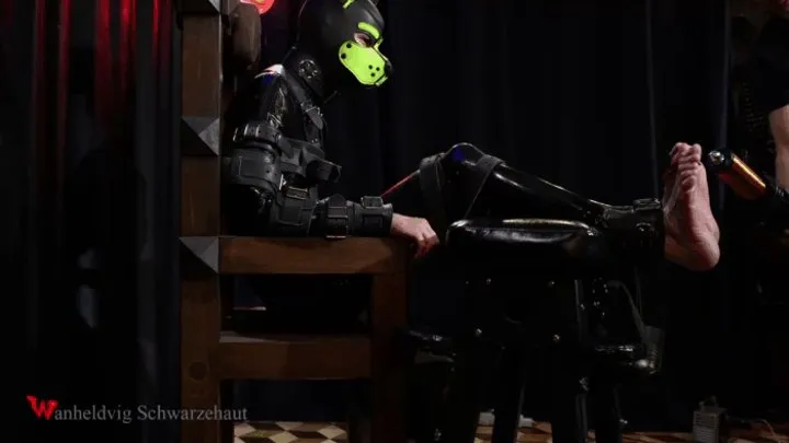 HARDCORE FEET TICKLING WITH TESLA COIL