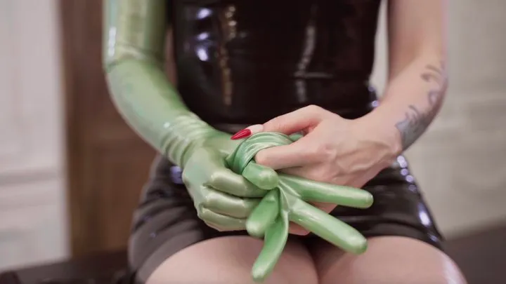 Fitting light green latex gloves