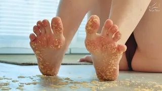 Crushing the Crisps with her Beautiful Feet - ASMR and Food Crush
