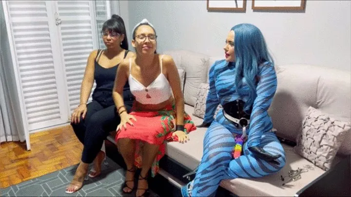 3 Dommes training a sissy