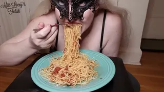 Miss Lacey Devours a Huge Plate of Spaghetti in 4 Minutes