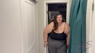 SSBBW Gets Stuck in the Doorway