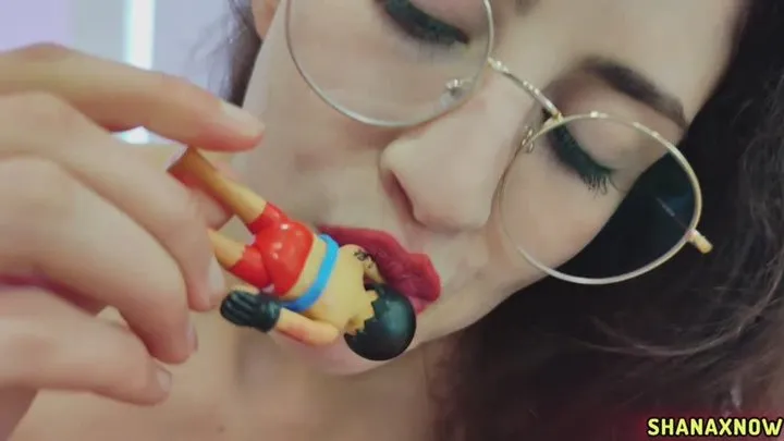 VORE FETISH PLAYMOBIL FIGURINE UVULA EATEN BY GIANTESS