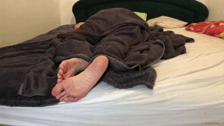 WAKING UP SOLES UNDER BLANKET FEET