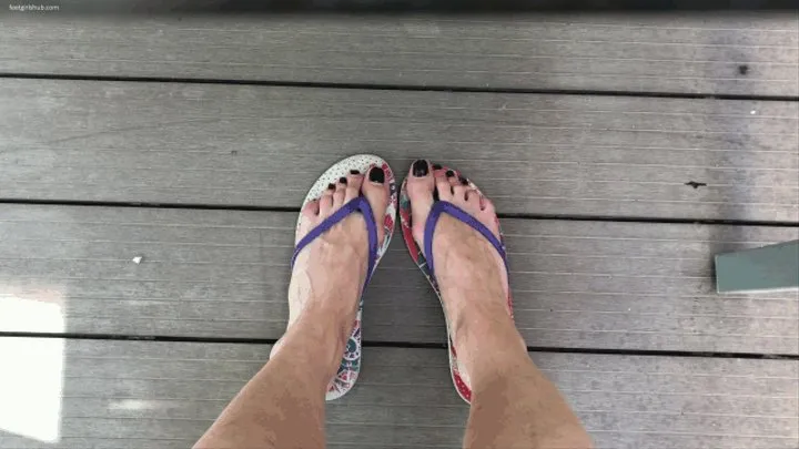 TOE WIGGLING IN FLIP FLOPS