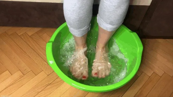 SPONGE BOB WASHING FEET