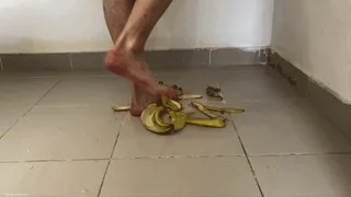 BANANA PEELS UNDER KYLIE'S FEET