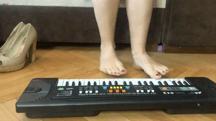 LONG TOES PLAYING SYNTH BAREFOOT