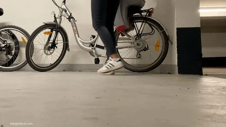 GIRL LOST ONE SNEAKER WHILE RIDING A BIKE