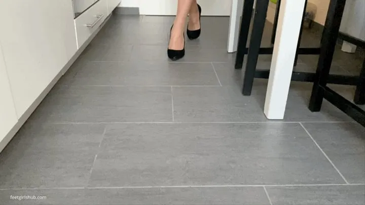 THE DIZZYING SMELL OF HER SEXY FEET