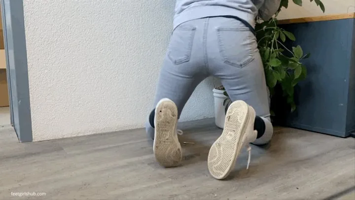 WHITE SNEAKERS BLACK SOCKS AND BLUE JEANS HOUSEWIFE KIRA - MP4