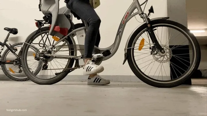 GIRL LOST SHOE WHILE RIDING A BIKE