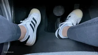 PEDAL PUMPING IN TIGHT SNEAKERS KIRA