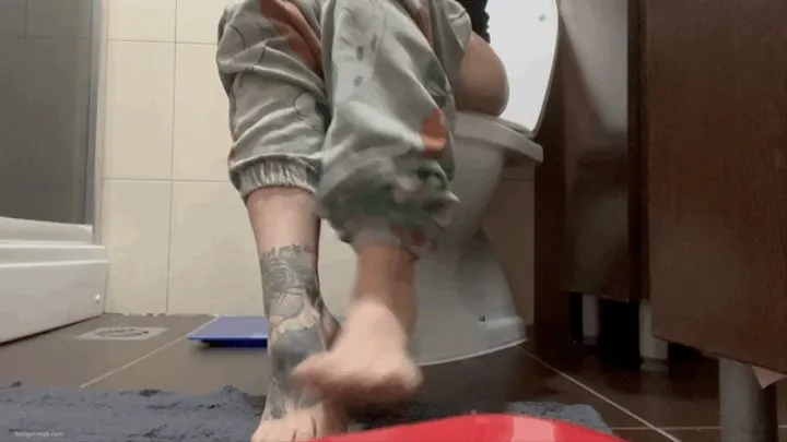 SEXY JESS PEE AND SCRUBBING TOILET BAREFOOT