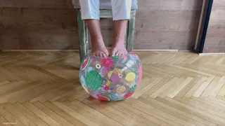 MRS MAGGIE MATURE FEET PLAYING WITH BEACH BALL