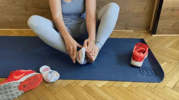 CHLOE AT HER YOGA CLASS GETS FUNGUS FROM KIRA