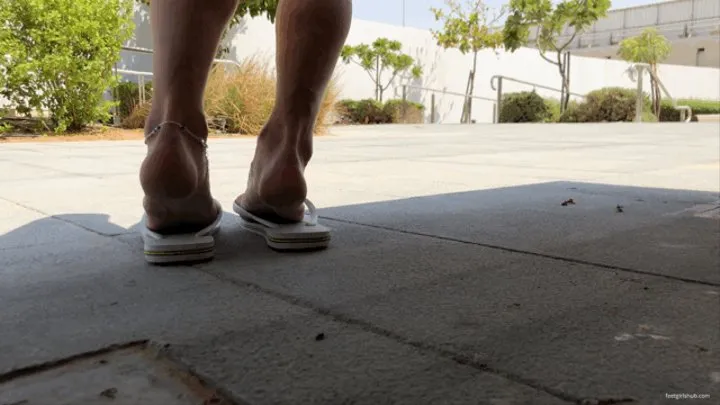 BIG FEET IN HAVAIANAS IN PUBLIC PARK