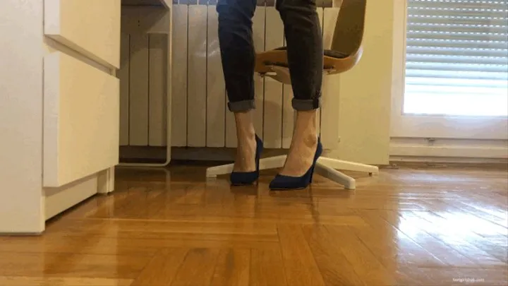 SWOLLEN BIG FEET IN HIGH HEELS KYLIE