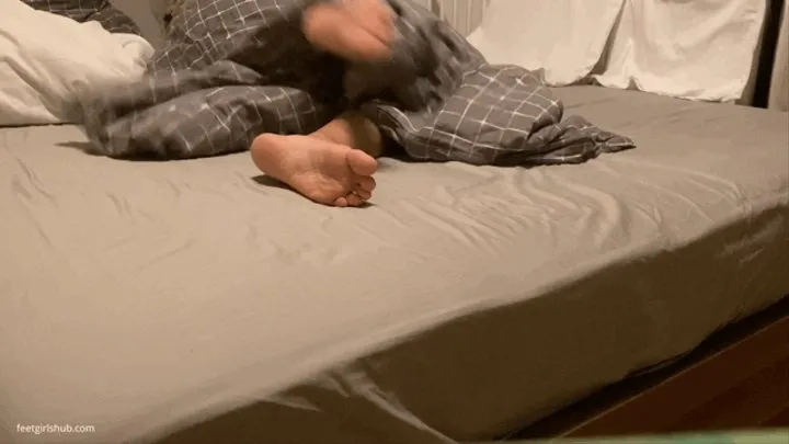 SNORING KIRA, SEXY SOLES UNDER THE COVERS