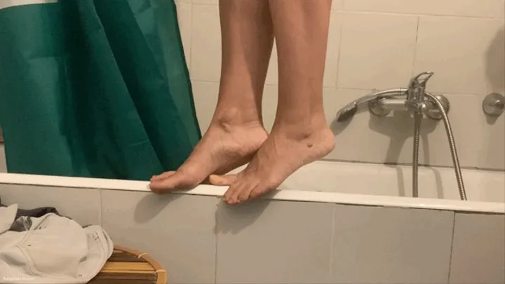 CHLOE HOUSECLEANING BAREFOOT