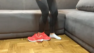 NICKY TWISTS HER ANKLE IN HOME WORKOUT