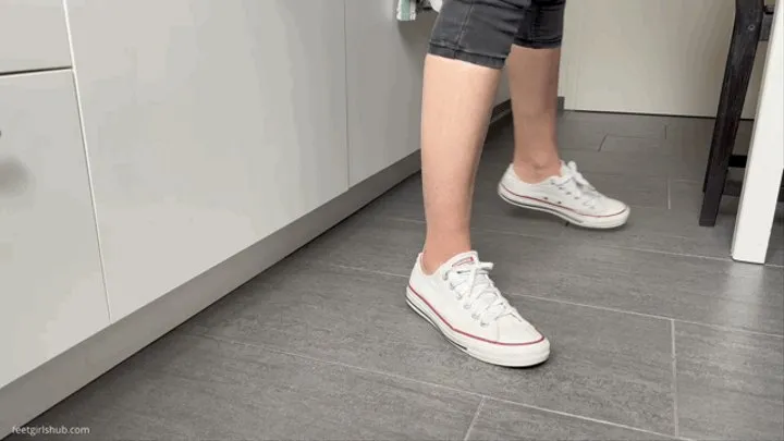 VOYEUR NEIGHBOUR WATCHING HER PRETTY FEET IN THE KITCHEN