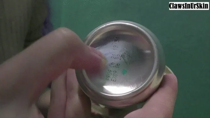 nails scratching an aluminum can