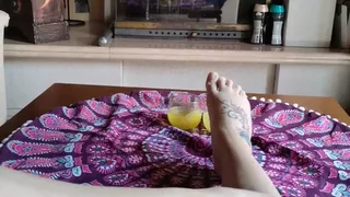 Bellissimo tatuaggio del piede e massaggio delle dita