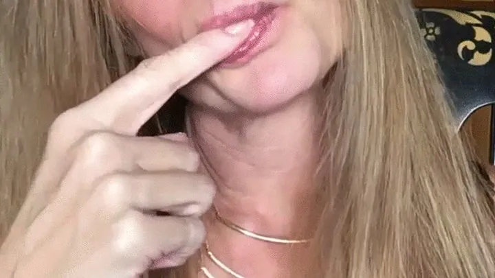 FINGERING MY SEXY MOUTH