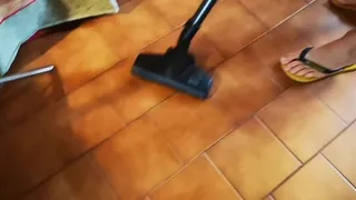 Vacuuming - Passare l'aspirapolvere