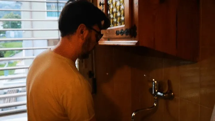 Watch a man wash the dishes - Guarda un uomo mentre lava i piatti