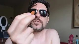 I eat gummy bear by sucking and chewing it - mangio orsetto gommoso succhiandolo e masticandolo
