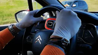 Driving in white latex gloves - Guida in guanti bianchi in lattice