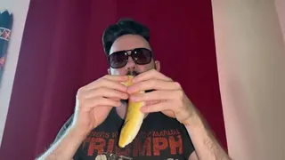 giant eats banana - gigante mangia la banana