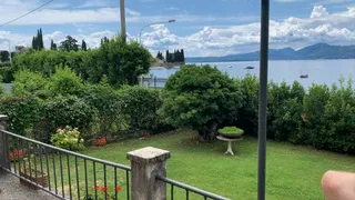 I show you chest, biceps and sweaty armpits in the garden at the lake - ti mostro petto, bicipiti e ascelle sudate nel giardino al lago