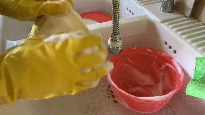 I wash the dishes with some yellow gloves - lavo i piatti con dei cazzo di guanti gialli