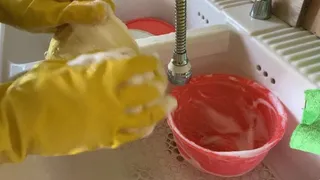 I wash the dishes with some yellow gloves - lavo i piatti con dei cazzo di guanti gialli