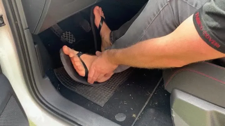 a voyeur looks at me while i pump the gas pedal - un guardone mi guarda mentre sgaso la macchina