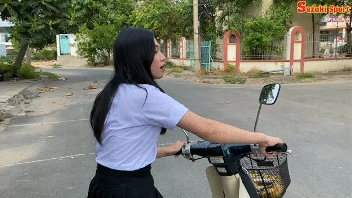 Beauty Trinh play with Honda Cub 2