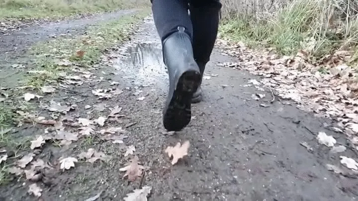 Rubber Boots finger crush and walking in Mud